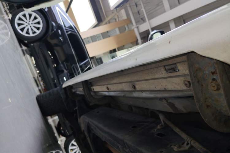 Used Toyota Land Cruiser 2017 4.0 GX-R Aluminum Wheels No Sunroof High-End Version—Middle East Market Left Side Sill