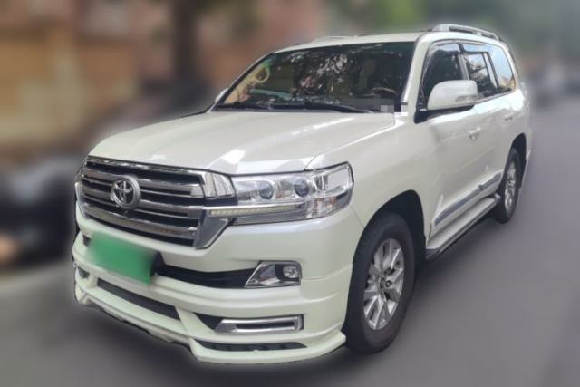 Toyota Land Cruiser Model year 2017, engine displacement 4.0L, seven-seater, automatic transmission. مستعملة