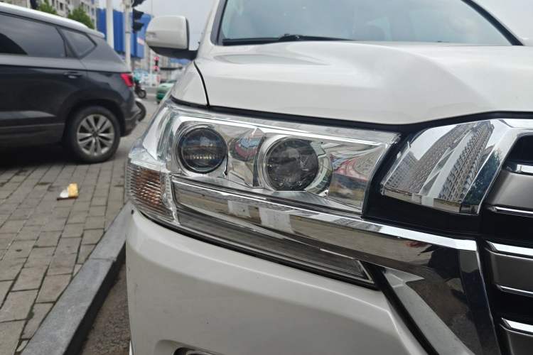 Used Toyota Land Cruiser 2017 4.0 GX-R Dual Fuel Dual Differential – Middle East Right Front Headlight