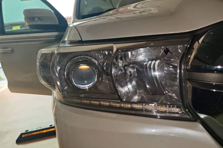 Used Toyota Land Cruiser  Right Front Headlight