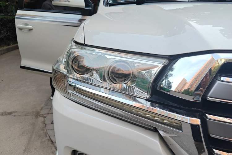 Used Toyota Land Cruiser 2017 4.0L GX 5-Seater U.S. Specification Right Front Headlight