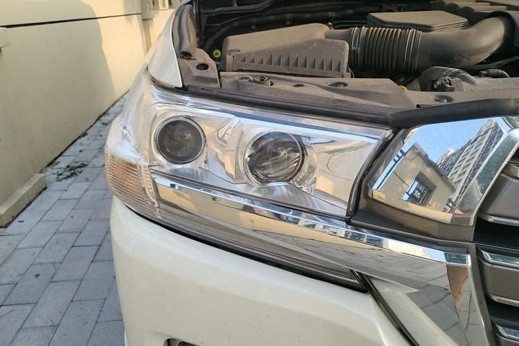 Used Toyota Land Cruiser  Right Front Headlight
