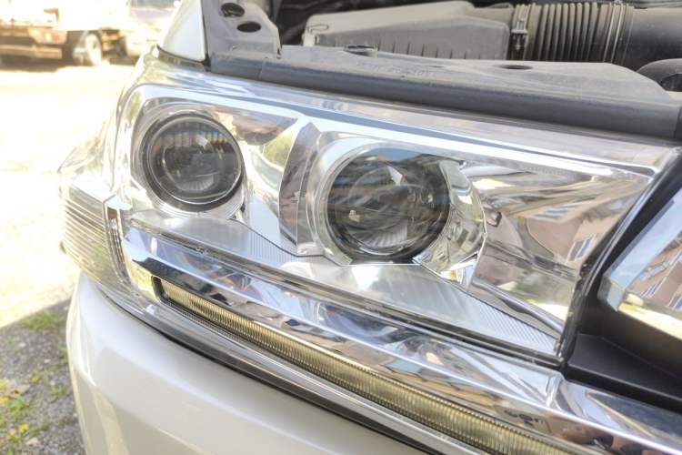 Used Toyota Land Cruiser 2017 4.0L GX-R Sunroof – Middle East Right Front Headlight