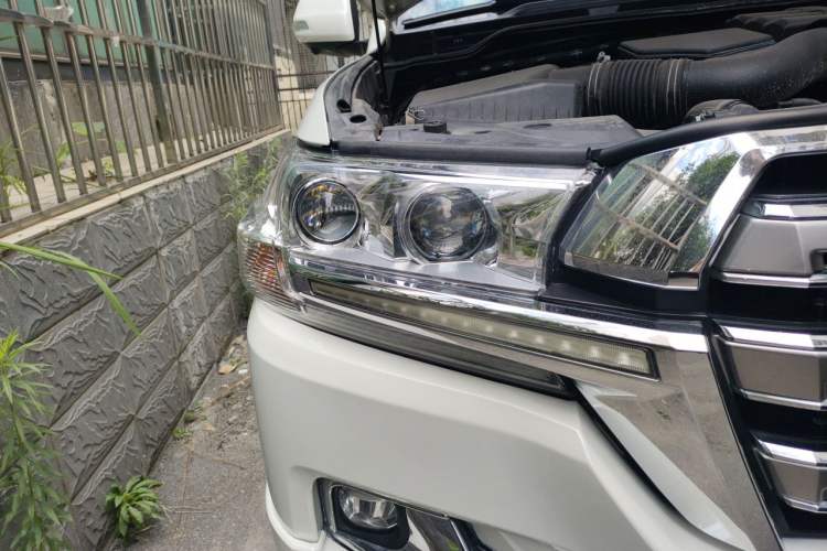 Used Toyota Land Cruiser  Right Front Headlight