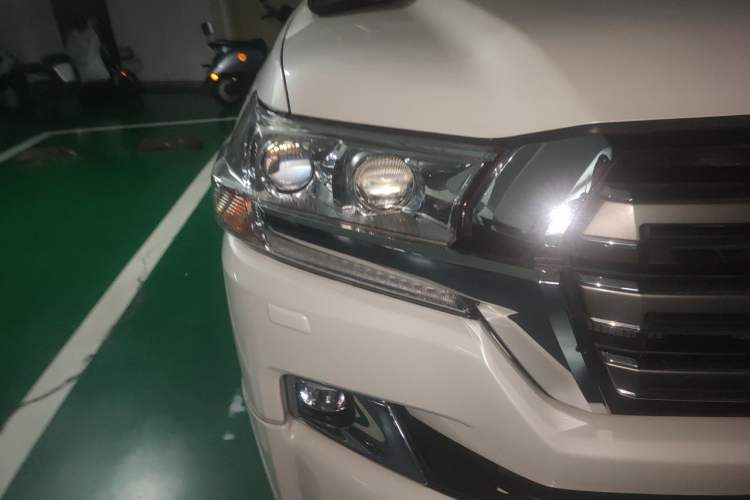 Used Toyota Land Cruiser  Right Front Headlight