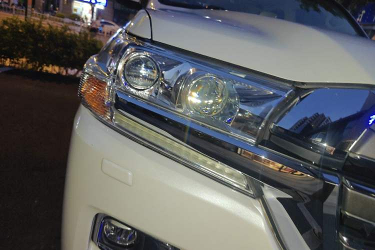 Used Toyota Land Cruiser 2017 4.0L GX-R Sunroof – Middle East Right Front Headlight