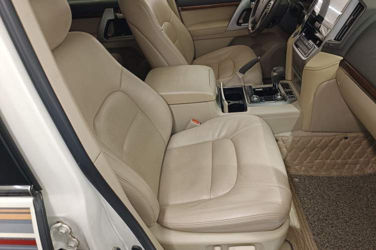 Used Toyota Land Cruiser 2017 4.0 GX-R Aluminum Wheels No Sunroof High-End Version—Middle East Market Right Front Seat