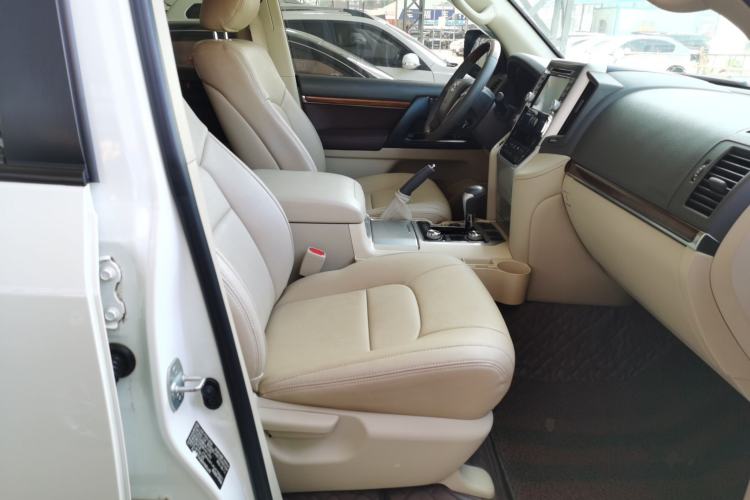 Used Toyota Land Cruiser 2017 4.0 GX-R Dual Fuel Dual Differential – Middle East Right Front Seat