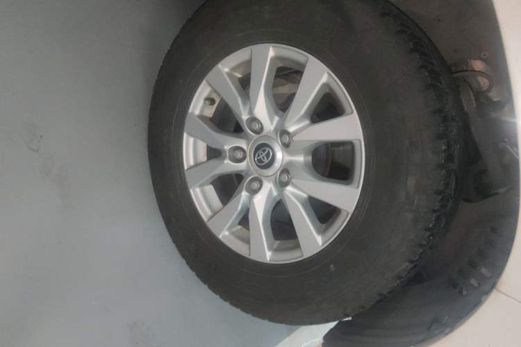 Used Toyota Land Cruiser  Right Front Wheel Hub