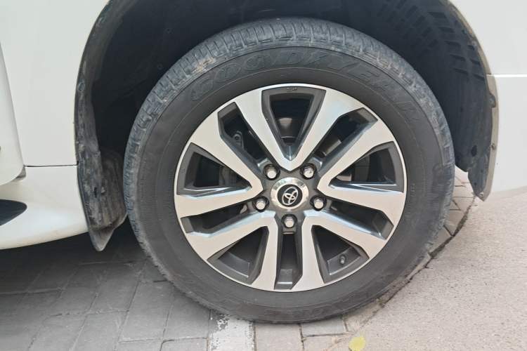 Used Toyota Land Cruiser 2017 4.0L GX 5-Seater U.S. Specification Right Front Wheel Hub