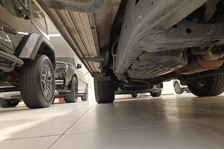 Used Toyota Land Cruiser 2017 4.0 GX-R Aluminum Wheels No Sunroof High-End Version—Middle East Market Right Side Sill