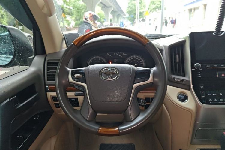Used Toyota Land Cruiser 2017 4.0L Automatic Parallel Import Steering Wheel