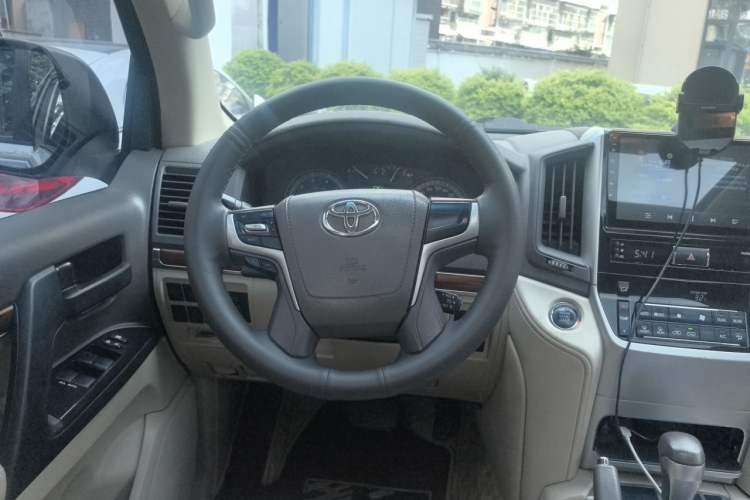 Used Toyota Land Cruiser 2017 4.0L GX-R Sunroof – Middle East Steering Wheel