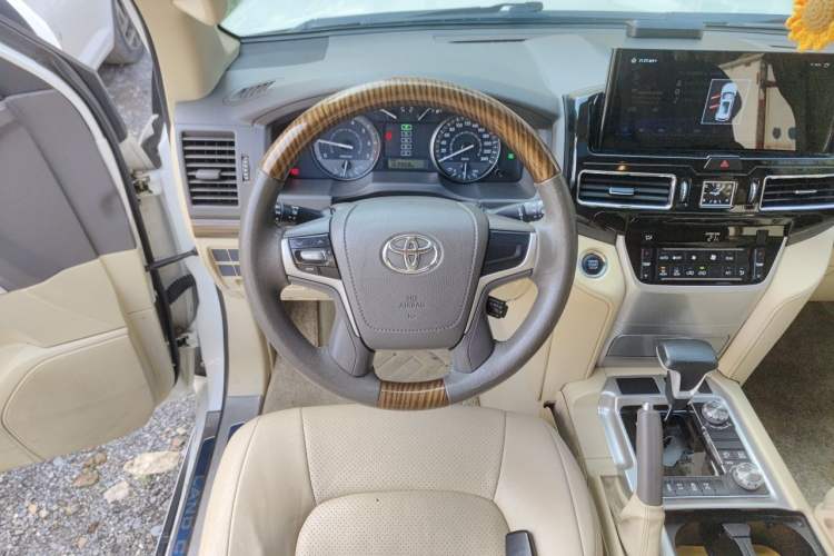 Used Toyota Land Cruiser 2017 4.0L GX-R Sunroof – Middle East Steering Wheel