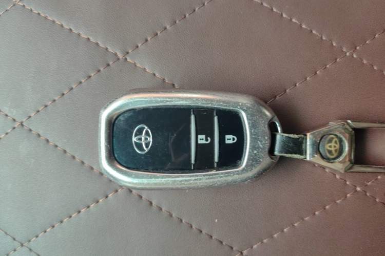 Used Toyota Land Cruiser 2017 4000 Refrigerator Basic Version with No Electric Base Vehicle Key