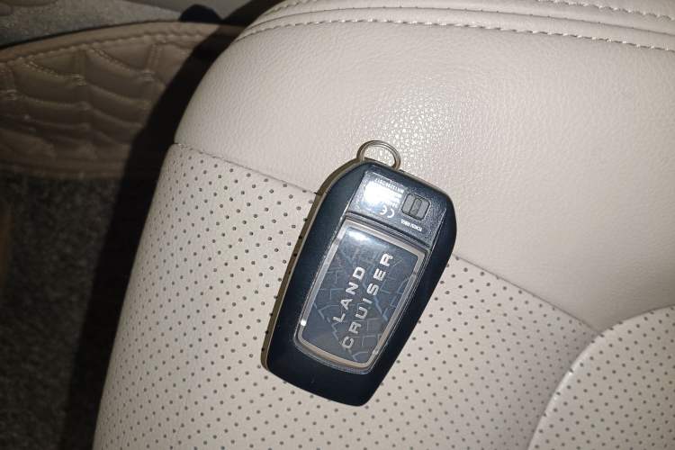 Used Toyota Land Cruiser 2017 4.0 GX-R Aluminum Wheels No Sunroof High-End Version—Middle East Market Vehicle Key