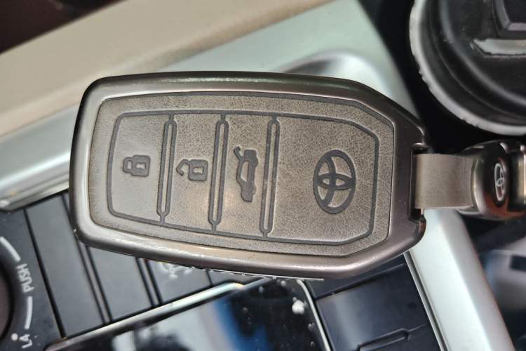 Used Toyota Land Cruiser 2017 4.0 GX-R Dual Fuel Dual Differential – Middle East Vehicle Key