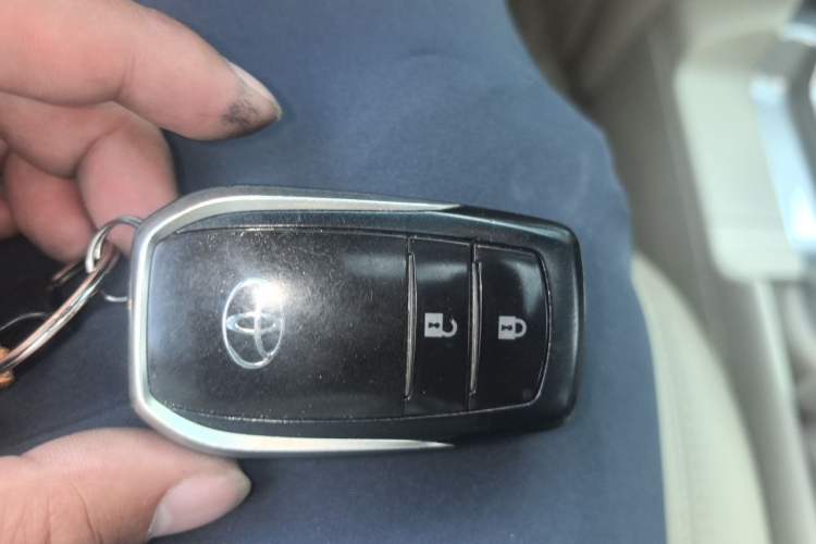 Used Toyota Land Cruiser 2017 4.0L GX-R Sunroof – Middle East Vehicle Key