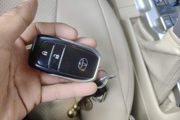 Used Toyota Land Cruiser 2017 4.0L GX-R Sunroof – Middle East Vehicle Key