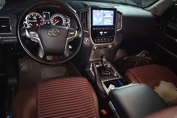 Used Toyota Land Cruiser 2018 5.7L VX-S 7-Seater Middle East Version Center Console