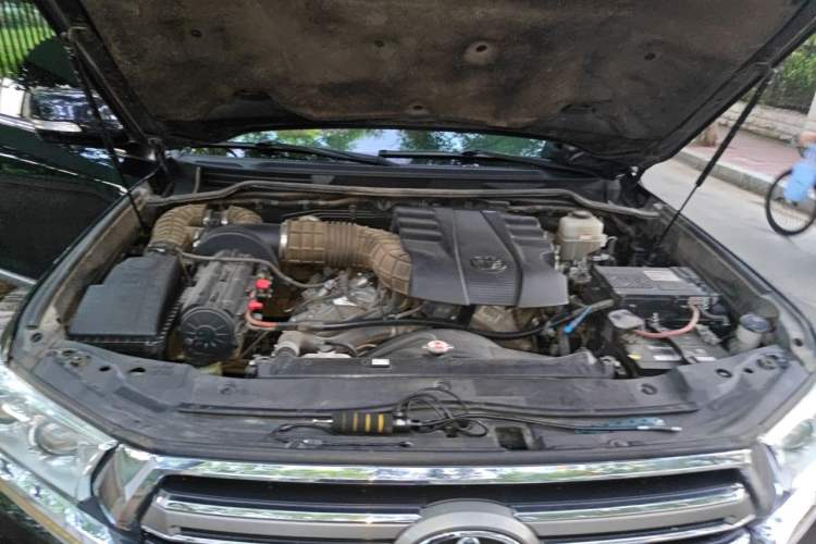 Used Toyota Land Cruiser  Engine Bay