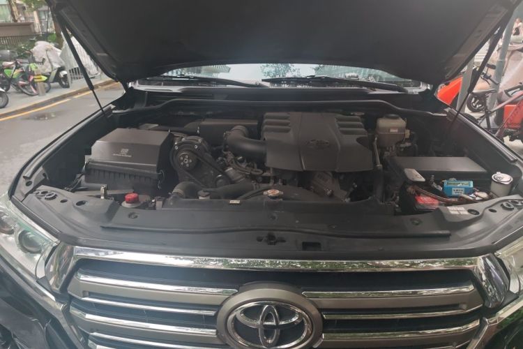 Used Toyota Land Cruiser  Engine Bay