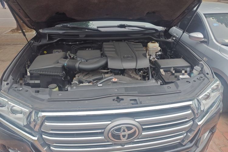 Used Toyota Land Cruiser  Engine Bay
