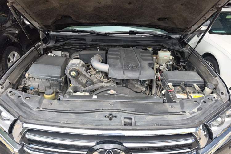 Used Toyota Land Cruiser  Engine Bay