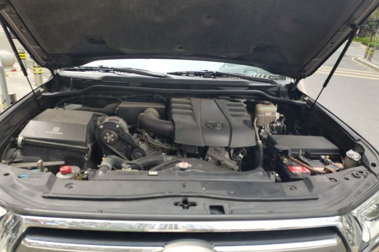 Used Toyota Land Cruiser  Engine Bay