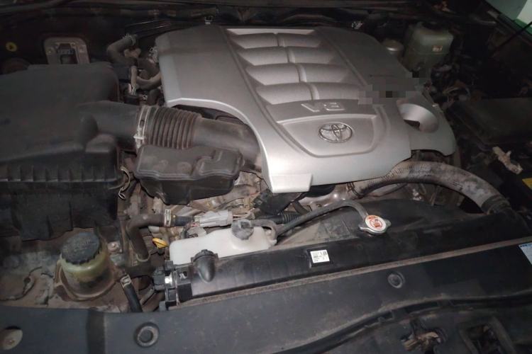 Used Toyota Land Cruiser 2018 5.7L VX-S 7-Seater Middle East Version Engine Bay