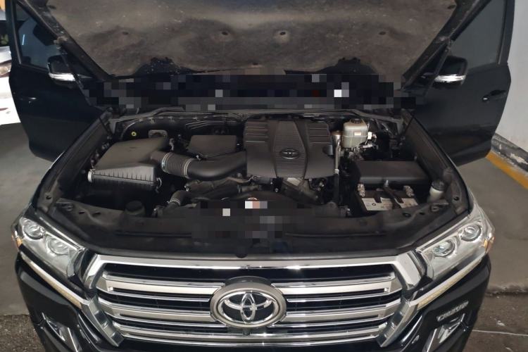 Used Toyota Land Cruiser  Engine Bay
