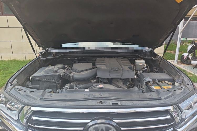 Used Toyota Land Cruiser  Engine Bay