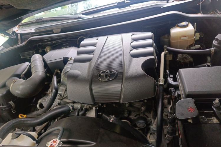 Used Toyota Land Cruiser  Engine Bay