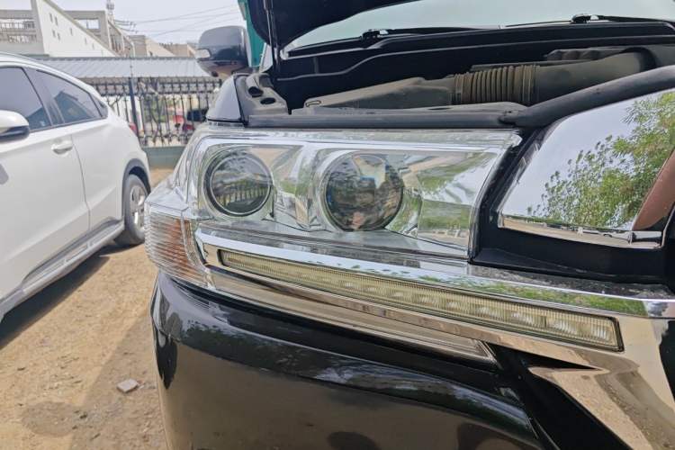 Used Toyota Land Cruiser 2018 4.0 Iron-Wheel Refrigerator Basic Version with No Electric Base Middle East Market Right Front Headlight