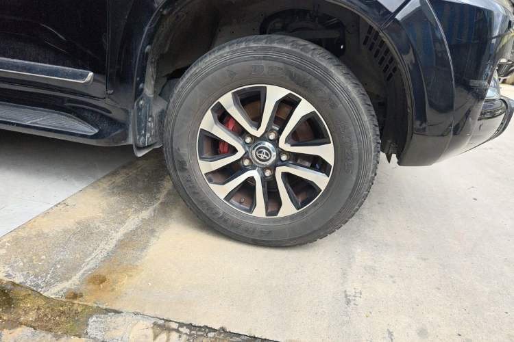 Used Toyota Land Cruiser  Right Front Wheel Hub