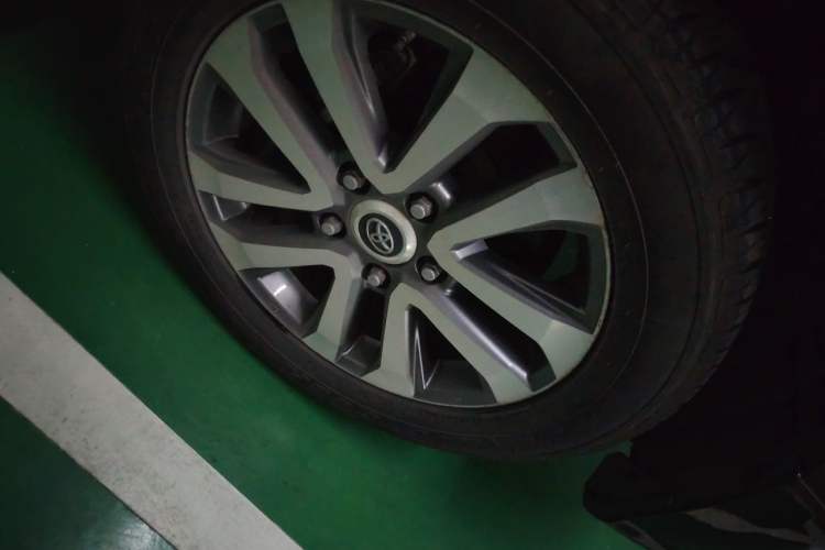 Used Toyota Land Cruiser 2018 5.7L VX-S 7-Seater Middle East Version Right Front Wheel Hub