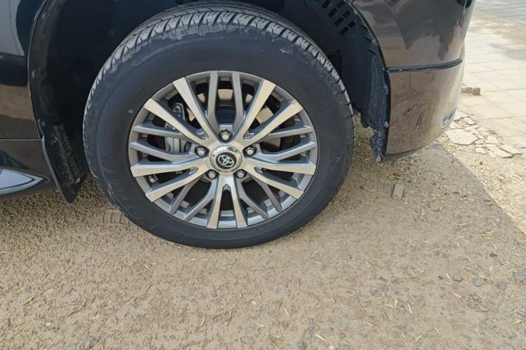 Used Toyota Land Cruiser 2018 4.0 Iron-Wheel Refrigerator Basic Version with No Electric Base Middle East Market Right Front Wheel Hub