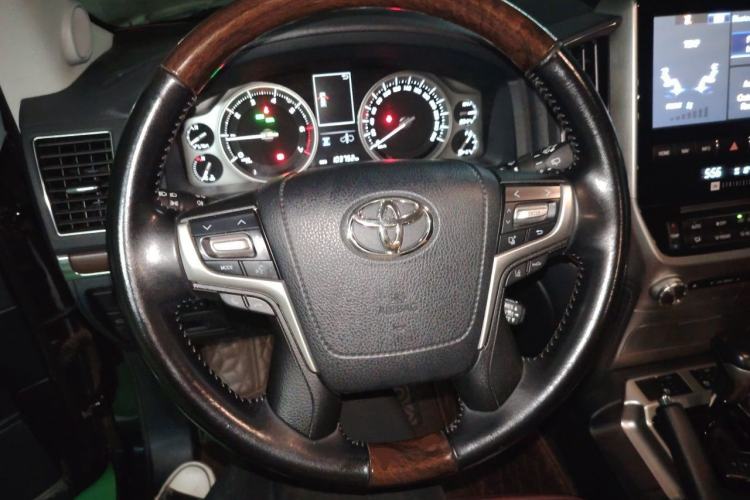Used Toyota Land Cruiser 2018 5.7L VX-S 7-Seater Middle East Version Steering Wheel