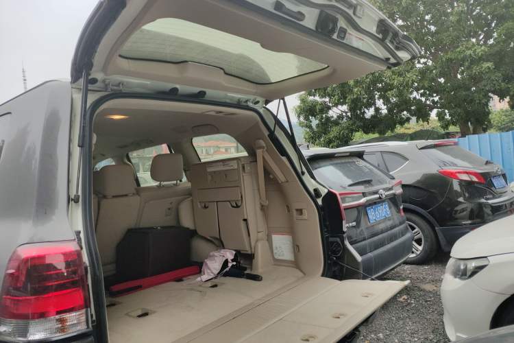 Used Toyota Land Cruiser 2018 4.0L Automatic 7-Seater U.S. Specification Trunk