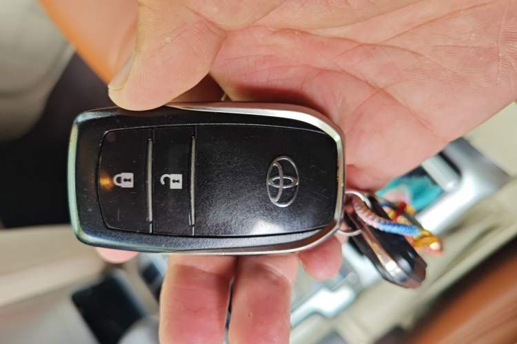 Used Toyota Land Cruiser 2018 4.0 Iron-Wheel Refrigerator Basic Version with No Electric Base Middle East Market Vehicle Key
