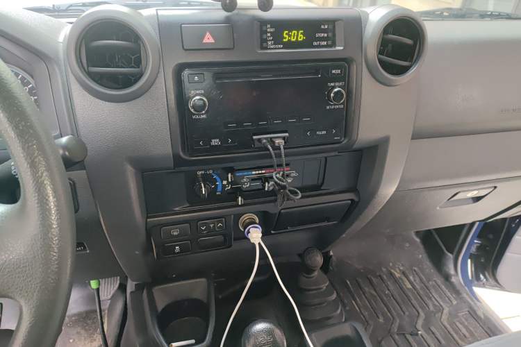 Used Toyota Land Cruiser 2018 4.0L LC76 4-Seater Four-Wheel Drive Middle East Version Audio And AC Panel