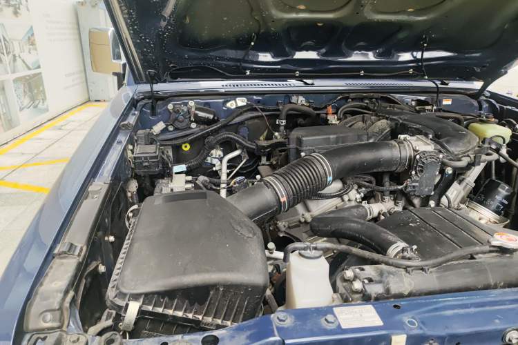 Used Toyota Land Cruiser 2018 4.0L LC76 4-Seater Four-Wheel Drive Middle East Version Engine Bay Right