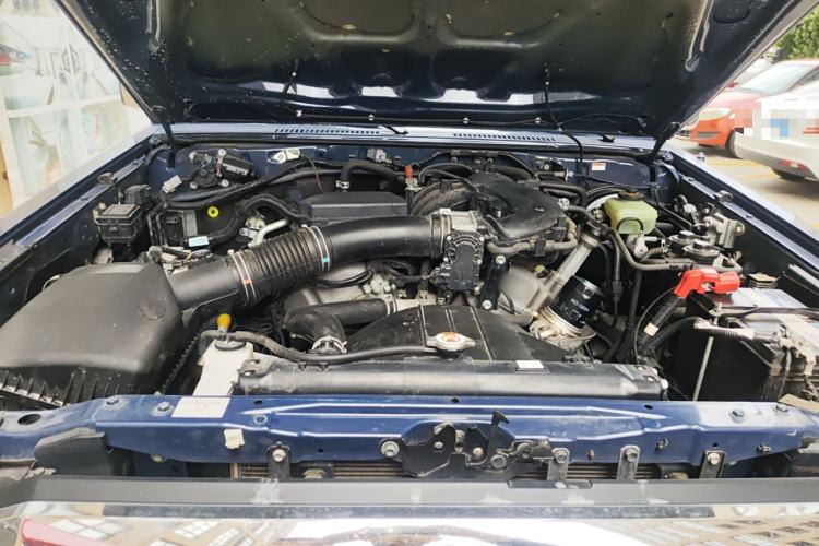 Used Toyota Land Cruiser 2018 4.0L LC76 4-Seater Four-Wheel Drive Middle East Version Engine Bay