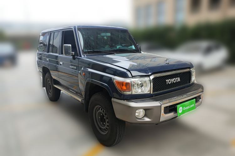 Used Toyota Land Cruiser 2018 4.0L LC76 4-Seater Four-Wheel Drive Middle East Version Front Right 45 Deg