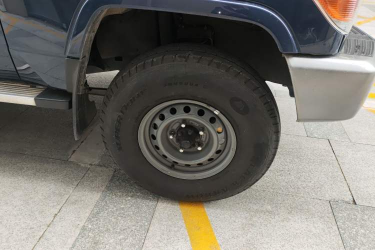 Used Toyota Land Cruiser 2018 4.0L LC76 4-Seater Four-Wheel Drive Middle East Version Right Front Wheel Hub