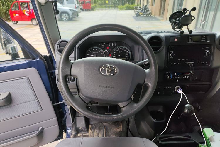 Used Toyota Land Cruiser 2018 4.0L LC76 4-Seater Four-Wheel Drive Middle East Version Steering Wheel