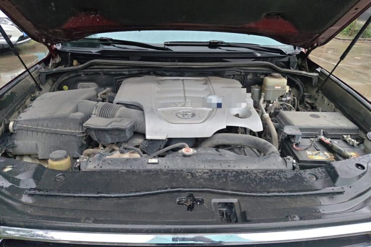 Used Toyota Land Cruiser  Engine Bay