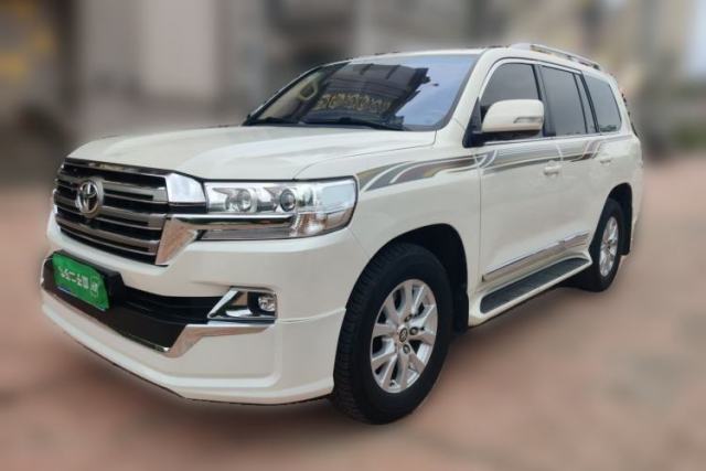 Toyota Land Cruiser 2018 model, 5.7-liter engine, 7 seats, with windows, automatic transmission. مستعملة
