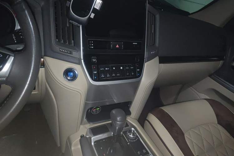 Used Toyota Land Cruiser 2018 4.0L GX-R Gasoline 7-Seater Middle East Audio And AC Panel