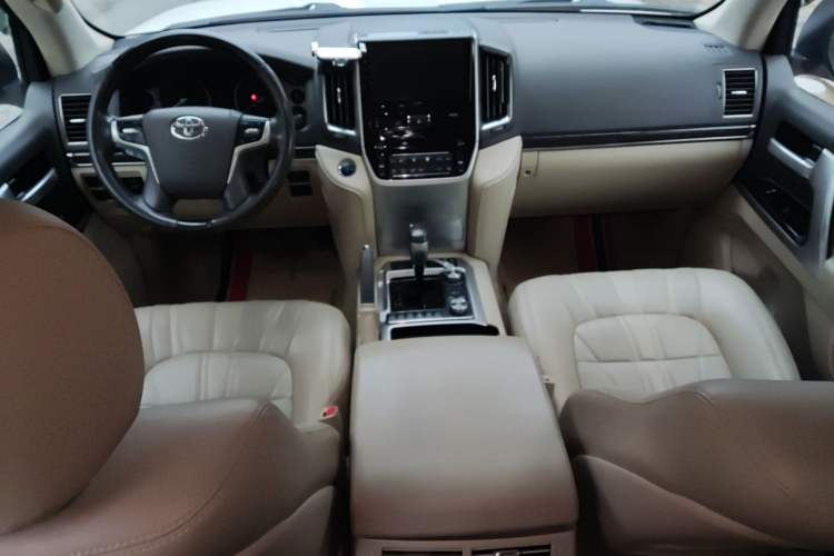 Used Toyota Land Cruiser 2018 5.7L VX-R Lifted Middle East Version Center Console